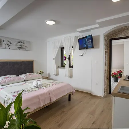 Marija Villa Krstatice