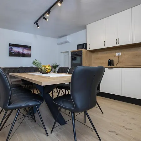 Marija Villa Krstatice