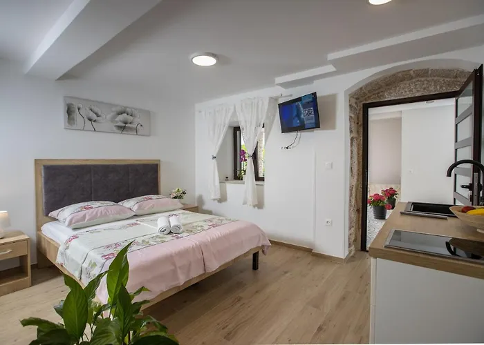 Marija Villa Krstatice