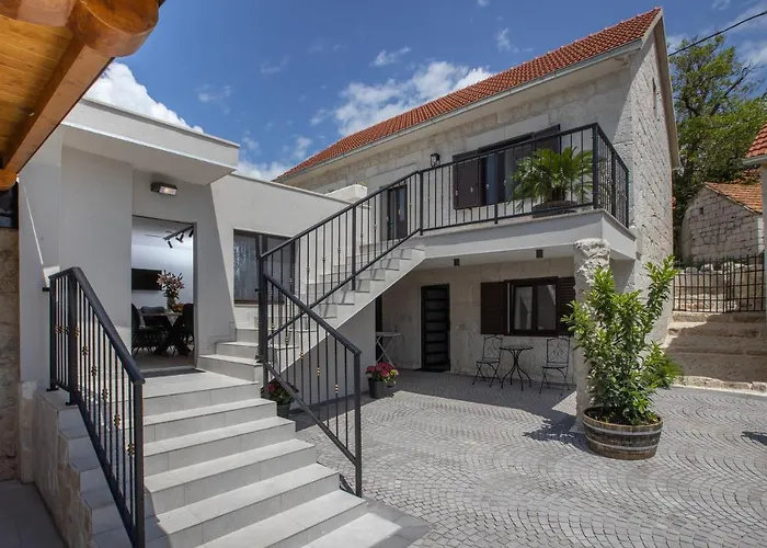 Marija Villa Krstatice